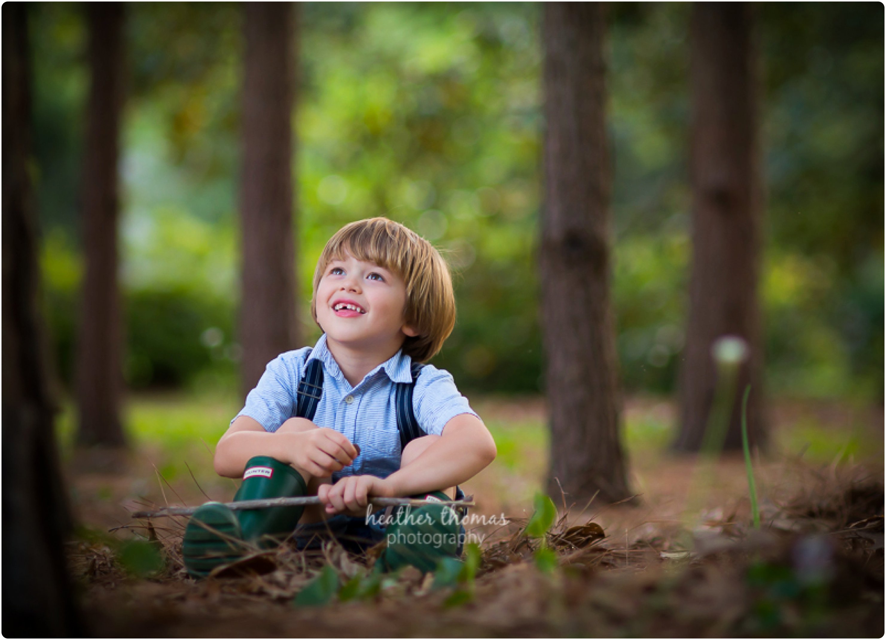 What to Wear for a Family Photo Shoot // Philadelphia Family Photography boy playing in nature dressed in blue jeans and boots photo by heather thomas photography