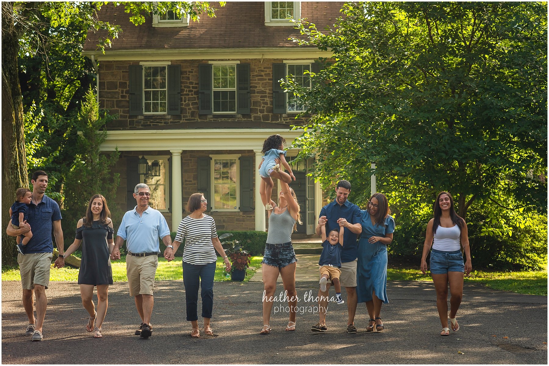 3 TIPS FOR EXTENDED FAMILY PHOTOS IN BUCKS COUNTY (OR ANYWHERE!) casual family portrait in newton pa