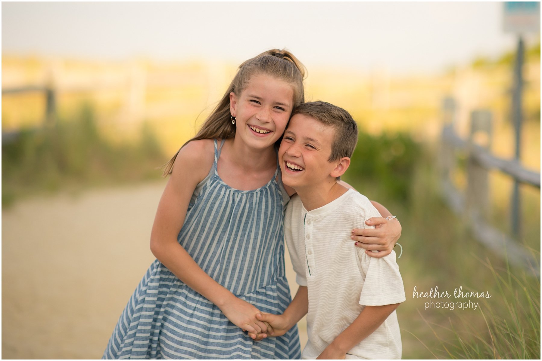 Ocean City, NJ Extended Family Photo Shoot siblings laughing on the beach