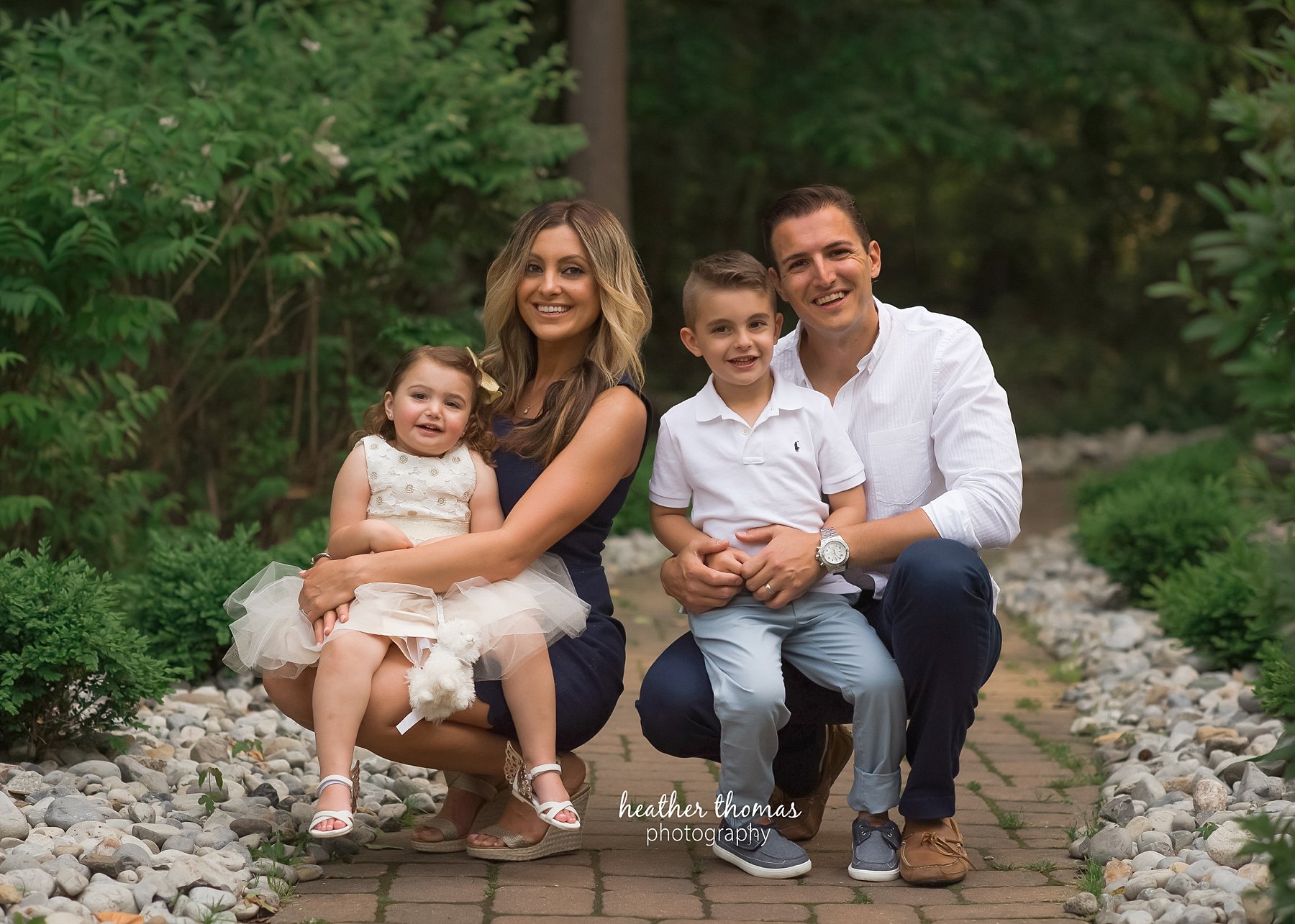 a family photo shoot at sayen gardens in NJ family portrait at sayen gardens