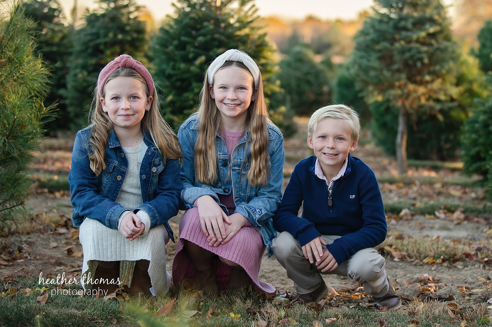 christmas-tree-farm-photo-shoot-heather-thomas-photograhy-103.jpg pictures of a family of 5 at the colavita christmas tree farm session with bucks county family photographer heather thomas