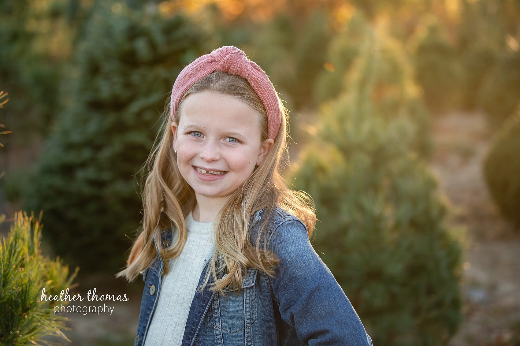christmas-tree-farm-photo-shoot-heather-thomas-photograhy-115.jpg pictures of a family of 5 at the colavita christmas tree farm session with bucks county family photographer heather thomas