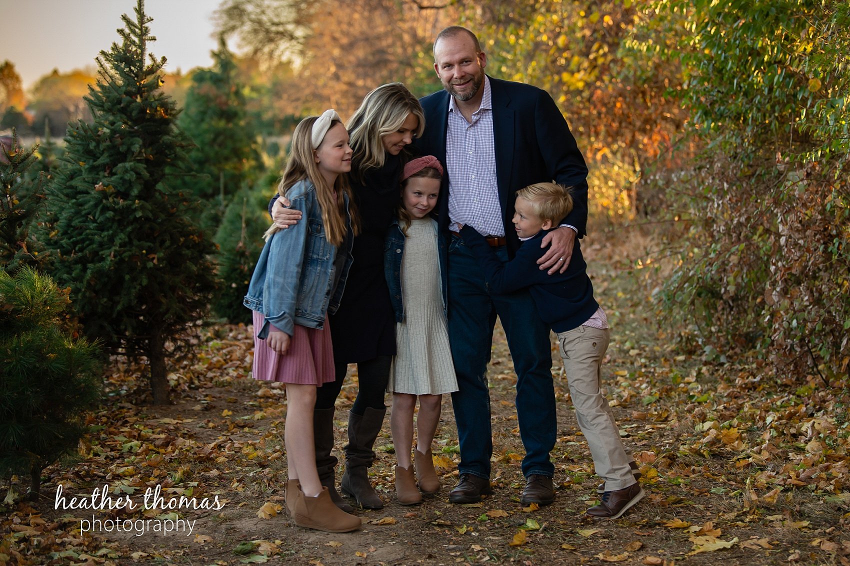 christmas-tree-farm-photo-shoot-heather-thomas-photograhy-130.jpg pictures of a family of 5 at the colavita christmas tree farm session with bucks county family photographer heather thomas