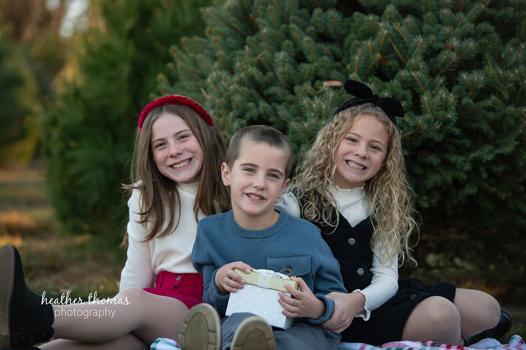christmas-tree-farm-photo-shoot-heather-thomas-photograhy-55.jpg 3 kids smiling at the Bucks County Christmas Tree Farm