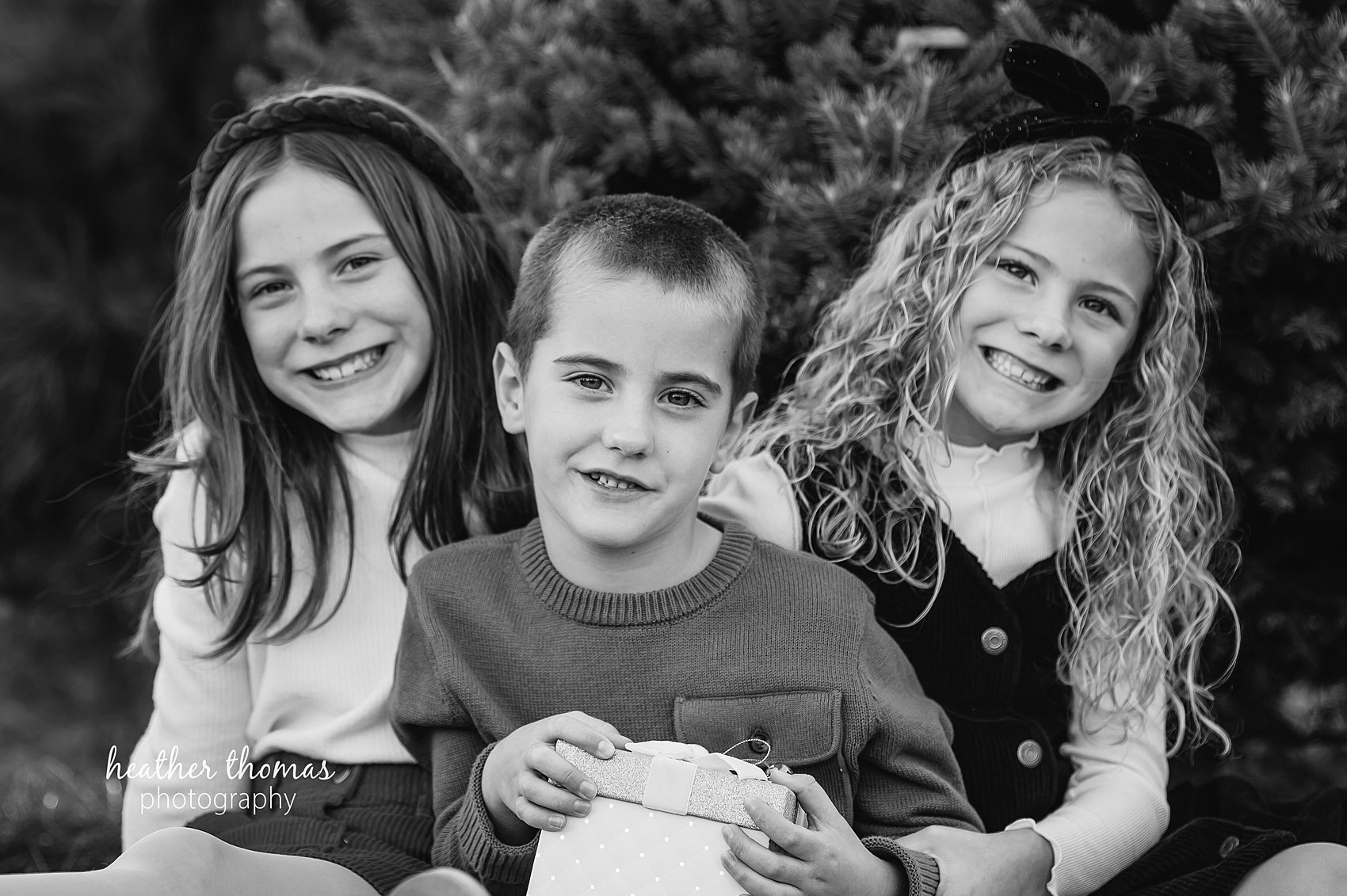 christmas-tree-farm-photo-shoot-heather-thomas-photograhy-57.jpg a black and white picture of three children at a christmas tree farm