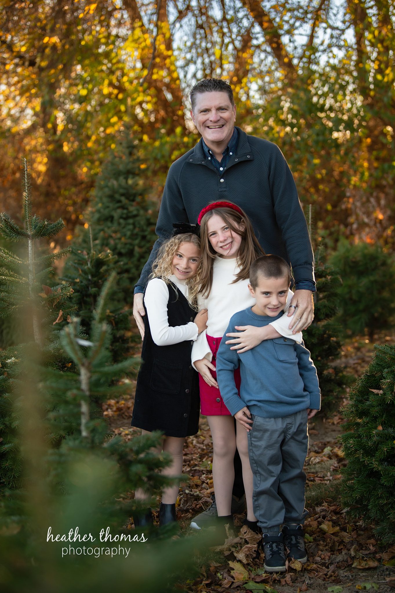 christmas-tree-farm-photo-shoot-heather-thomas-photograhy-80.jpg a dad and his three kids at Bucks County Christmas Tree Farm