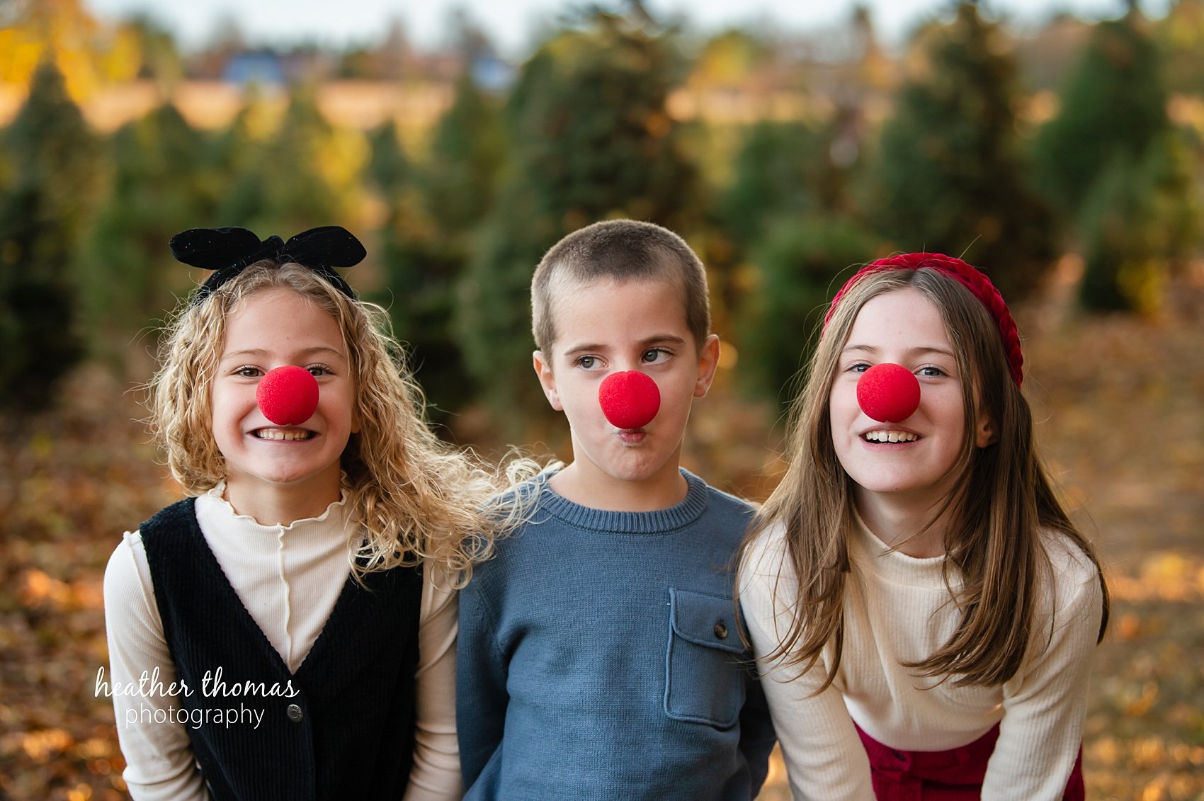 christmas-tree-farm-photo-shoot-heather-thomas-photograhy-94.jpg three kids with reindeer noses at the Bucks County Christmas Tree Farm
