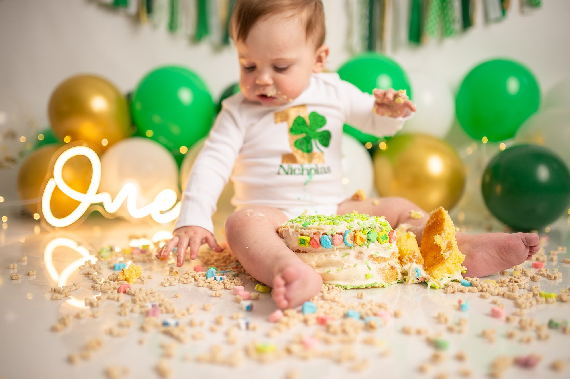 DCS_0926.jpg Baby celebrating with cake and decorations