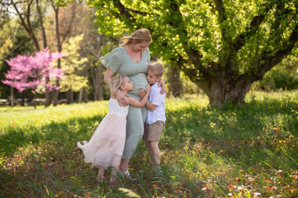 Philadelphia Maternity Photographer Recommends the 3 Best Prenatal Massages Mother with children in nature